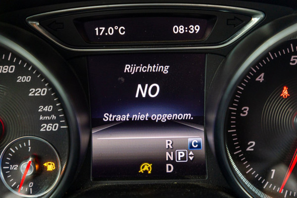 Mercedes-Benz GLA 180 Business Solution AMG Night Upgrade I Trekhaak I Cruise I Navigatie I 19 Inch I Led I Camera