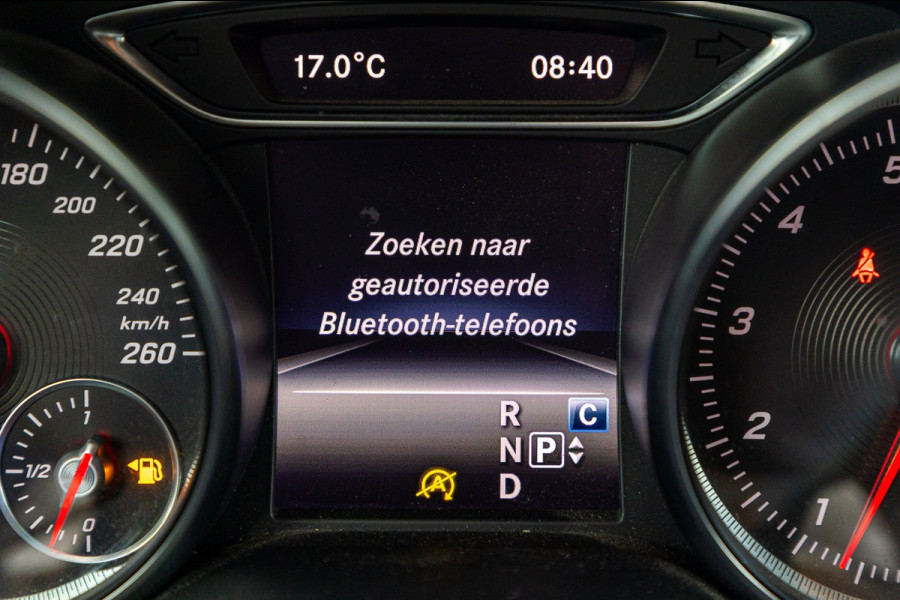 Mercedes-Benz GLA 180 Business Solution AMG Night Upgrade I Trekhaak I Cruise I Navigatie I 19 Inch I Led I Camera
