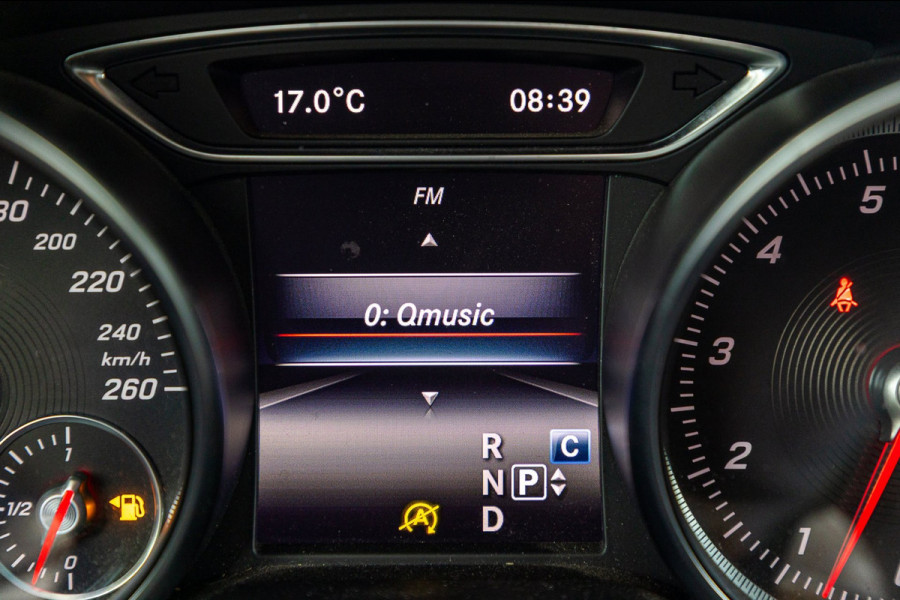 Mercedes-Benz GLA 180 Business Solution AMG Night Upgrade I Trekhaak I Cruise I Navigatie I 19 Inch I Led I Camera