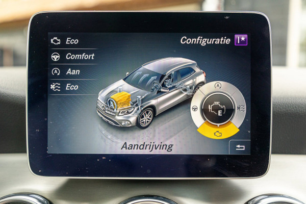 Mercedes-Benz GLA 180 Business Solution AMG Night Upgrade I Trekhaak I Cruise I Navigatie I 19 Inch I Led I Camera