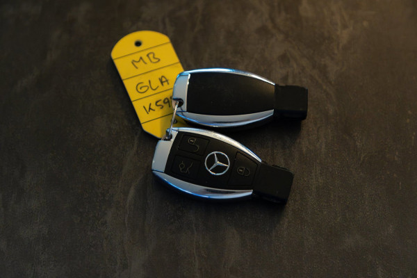 Mercedes-Benz GLA 180 Business Solution AMG Night Upgrade I Trekhaak I Cruise I Navigatie I 19 Inch I Led I Camera