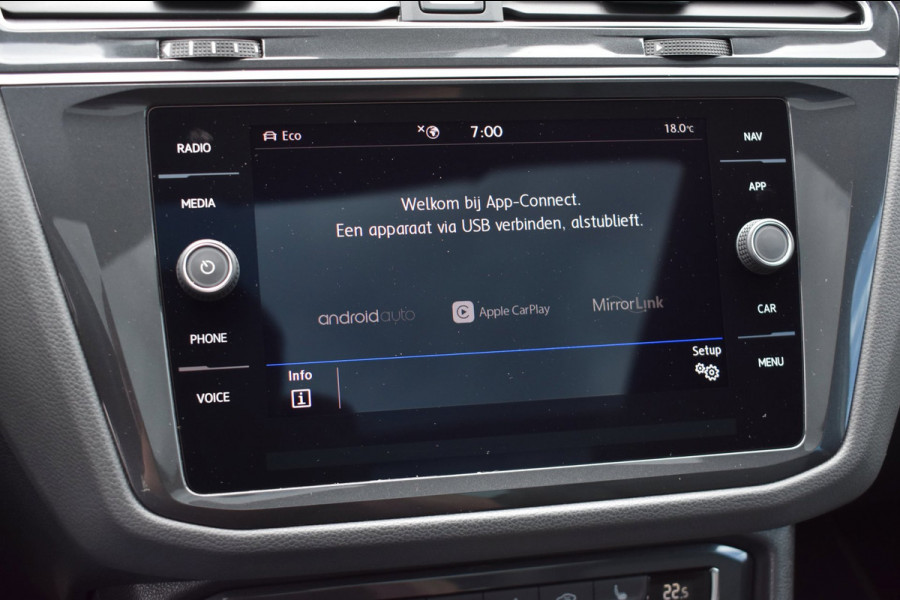 Volkswagen Tiguan 1.5 TSI ACT R-Line | TREKHAAK | CAMERA | STOELVERWARMING | NAP | PANORAMADAK
