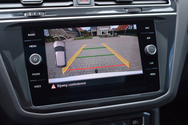 Volkswagen Tiguan 1.5 TSI ACT R-Line | TREKHAAK | CAMERA | STOELVERWARMING | NAP | PANORAMADAK