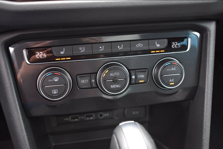 Volkswagen Tiguan 1.5 TSI ACT R-Line | TREKHAAK | CAMERA | STOELVERWARMING | NAP | PANORAMADAK
