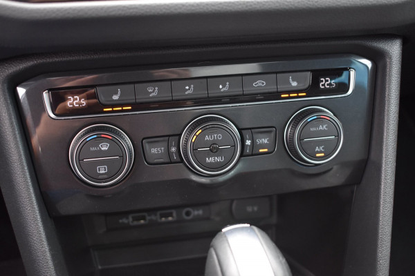 Volkswagen Tiguan 1.5 TSI ACT R-Line | TREKHAAK | CAMERA | STOELVERWARMING | NAP | PANORAMADAK