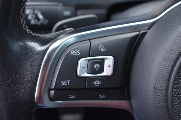Volkswagen Tiguan 1.5 TSI ACT R-Line | TREKHAAK | CAMERA | STOELVERWARMING | NAP | PANORAMADAK