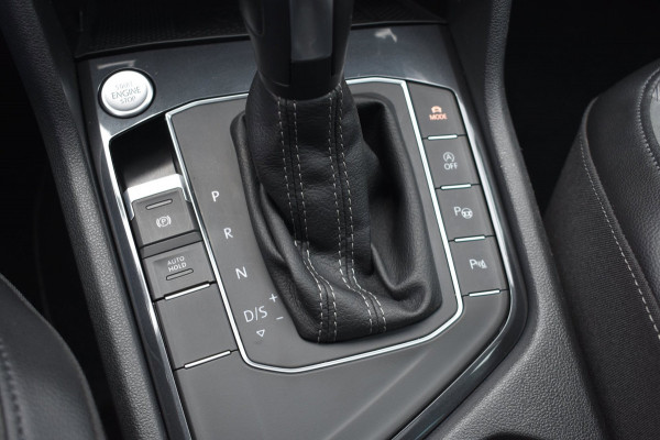 Volkswagen Tiguan 1.5 TSI ACT R-Line | TREKHAAK | CAMERA | STOELVERWARMING | NAP | PANORAMADAK