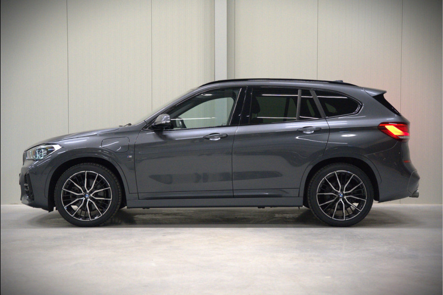 BMW X1 xDrive25e High Executive Edition M Sport | Stoelverwarming | Trekhaak | Parkeersensoren | Navigatie | Ambiance Verlichting | Keyless | Cruise Control | LED | Climate Control | DAB | BTW | SOH 92%