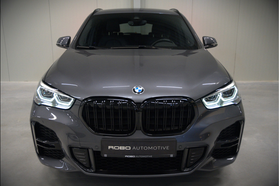 BMW X1 xDrive25e High Executive Edition M Sport | Stoelverwarming | Trekhaak | Parkeersensoren | Navigatie | Ambiance Verlichting | Keyless | Cruise Control | LED | Climate Control | DAB | BTW | SOH 92%