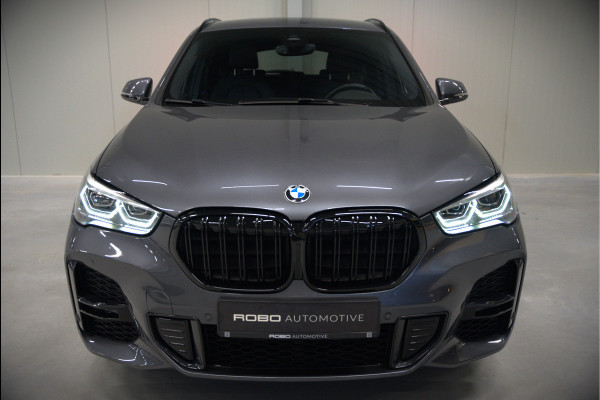 BMW X1 xDrive25e High Executive Edition M Sport | Stoelverwarming | Trekhaak | Parkeersensoren | Navigatie | Ambiance Verlichting | Keyless | Cruise Control | LED | Climate Control | DAB | BTW | SOH 92%