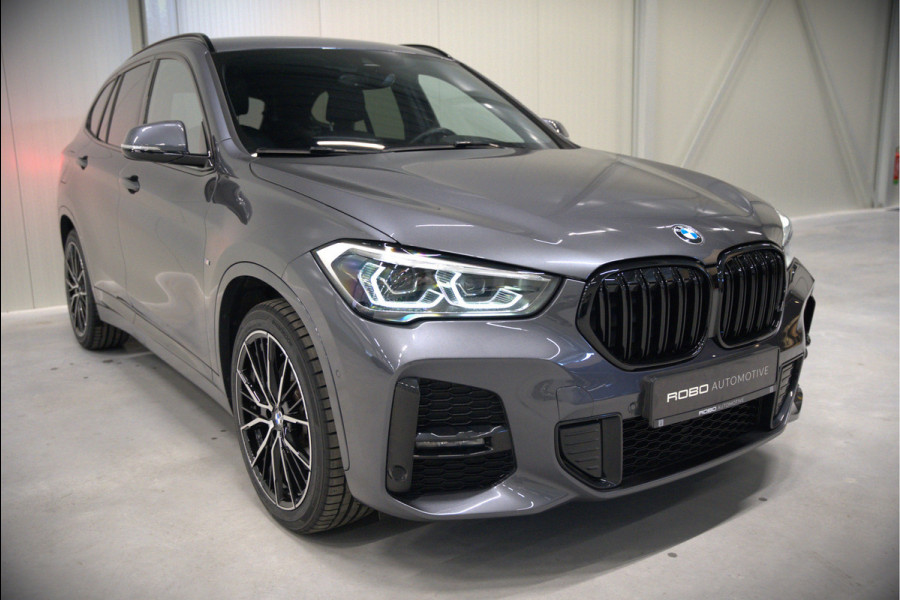 BMW X1 xDrive25e High Executive Edition M Sport | Stoelverwarming | Trekhaak | Parkeersensoren | Navigatie | Ambiance Verlichting | Keyless | Cruise Control | LED | Climate Control | DAB | BTW | SOH 92%