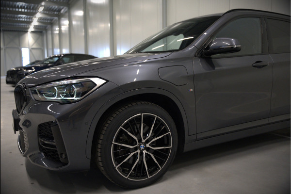 BMW X1 xDrive25e High Executive Edition M Sport | Stoelverwarming | Trekhaak | Parkeersensoren | Navigatie | Ambiance Verlichting | Keyless | Cruise Control | LED | Climate Control | DAB | BTW | SOH 92%