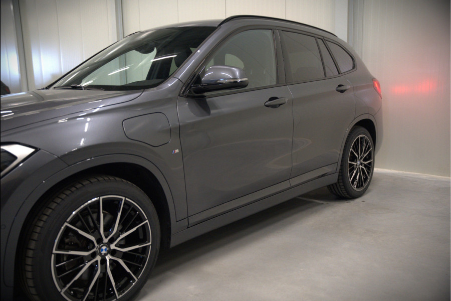 BMW X1 xDrive25e High Executive Edition M Sport | Stoelverwarming | Trekhaak | Parkeersensoren | Navigatie | Ambiance Verlichting | Keyless | Cruise Control | LED | Climate Control | DAB | BTW | SOH 92%