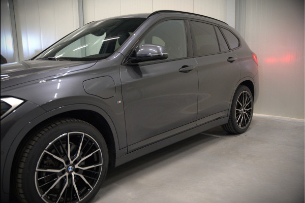 BMW X1 xDrive25e High Executive Edition M Sport | Stoelverwarming | Trekhaak | Parkeersensoren | Navigatie | Ambiance Verlichting | Keyless | Cruise Control | LED | Climate Control | DAB | BTW | SOH 92%