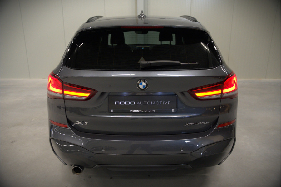 BMW X1 xDrive25e High Executive Edition M Sport | Stoelverwarming | Trekhaak | Parkeersensoren | Navigatie | Ambiance Verlichting | Keyless | Cruise Control | LED | Climate Control | DAB | BTW | SOH 92%