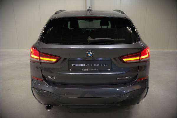 BMW X1 xDrive25e High Executive Edition M Sport | Stoelverwarming | Trekhaak | Parkeersensoren | Navigatie | Ambiance Verlichting | Keyless | Cruise Control | LED | Climate Control | DAB | BTW | SOH 92%