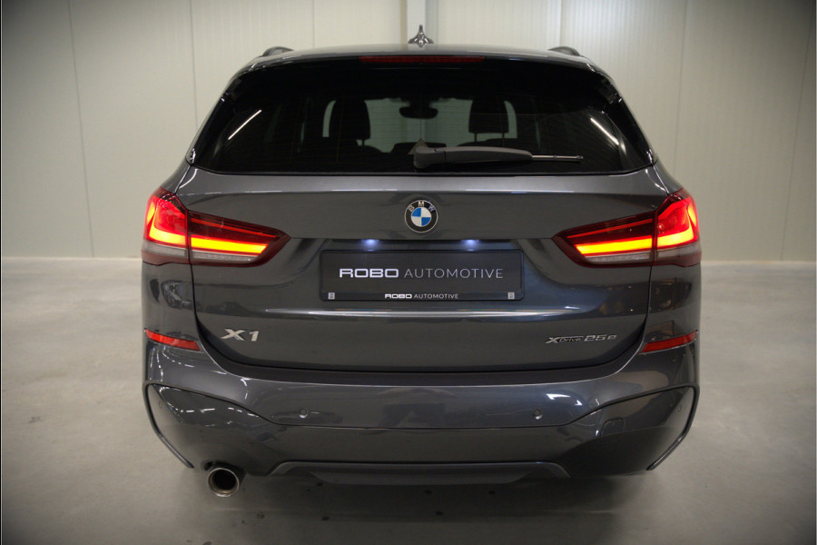 BMW X1 xDrive25e High Executive Edition M Sport | Stoelverwarming | Trekhaak | Parkeersensoren | Navigatie | Ambiance Verlichting | Keyless | Cruise Control | LED | Climate Control | DAB | BTW | SOH 92%