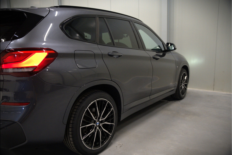 BMW X1 xDrive25e High Executive Edition M Sport | Stoelverwarming | Trekhaak | Parkeersensoren | Navigatie | Ambiance Verlichting | Keyless | Cruise Control | LED | Climate Control | DAB | BTW | SOH 92%