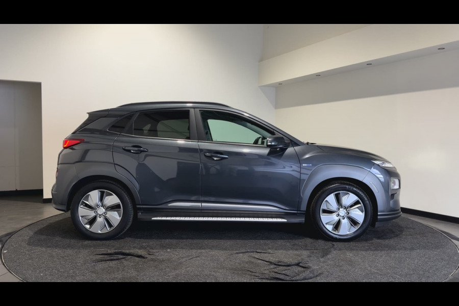 Hyundai Kona EV Premium 64 kWh | Voorstoelen verwarmd & gekoeld | Trekhaak | Warmtepomp | Soh (batterijcheck) Waarde 90,4 %