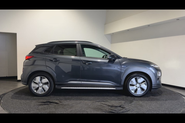 Hyundai Kona EV Premium 64 kWh | Voorstoelen verwarmd & gekoeld | Trekhaak | Warmtepomp | Soh (batterijcheck) Waarde 90,4 %