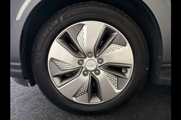 Hyundai Kona EV Premium 64 kWh | Voorstoelen verwarmd & gekoeld | Trekhaak | Warmtepomp | Soh (batterijcheck) Waarde 90,4 %