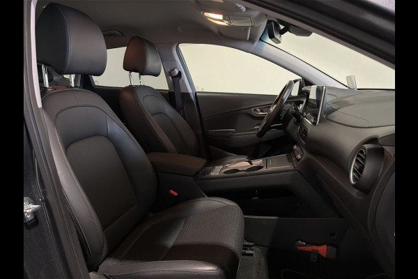 Hyundai Kona EV Premium 64 kWh | Voorstoelen verwarmd & gekoeld | Trekhaak | Warmtepomp | Soh (batterijcheck) Waarde 90,4 %