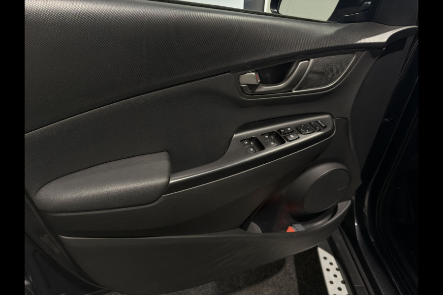 Hyundai Kona EV Premium 64 kWh | Voorstoelen verwarmd & gekoeld | Trekhaak | Warmtepomp | Soh (batterijcheck) Waarde 90,4 %