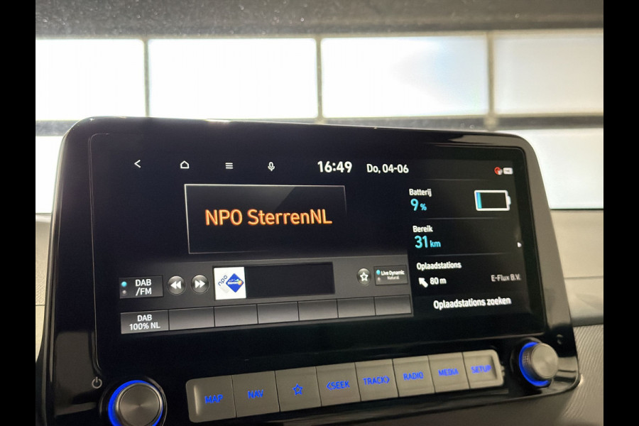 Hyundai Kona EV Premium 64 kWh | Voorstoelen verwarmd & gekoeld | Trekhaak | Warmtepomp | Soh (batterijcheck) Waarde 90,4 %