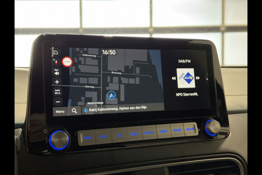 Hyundai Kona EV Premium 64 kWh | Voorstoelen verwarmd & gekoeld | Trekhaak | Warmtepomp | Soh (batterijcheck) Waarde 90,4 %