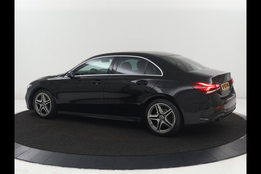 Mercedes-Benz A-Klasse 200 Business Solution AMG | Stoelverwarming | Carplay | Leder/Alcantara | Camera | Sfeerverlichting | Park Assist | Climate control | Full LED | Bluetooth | Cruise control