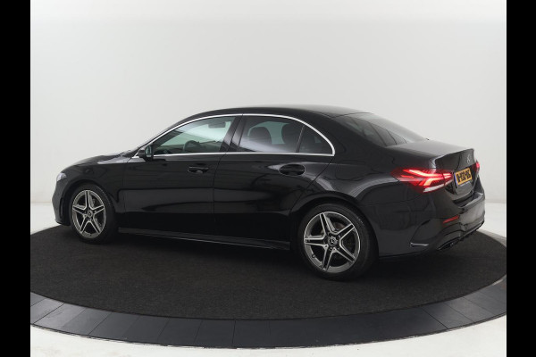 Mercedes-Benz A-Klasse 200 Business Solution AMG | Stoelverwarming | Carplay | Leder/Alcantara | Camera | Sfeerverlichting | Park Assist | Climate control | Full LED | Bluetooth | Cruise control