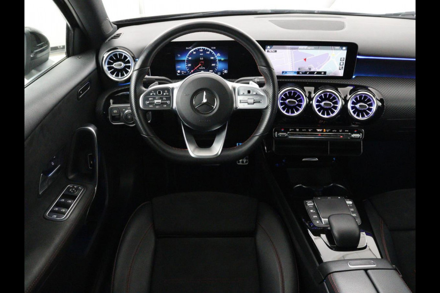 Mercedes-Benz A-Klasse 200 Business Solution AMG | Stoelverwarming | Carplay | Leder/Alcantara | Camera | Sfeerverlichting | Park Assist | Climate control | Full LED | Bluetooth | Cruise control