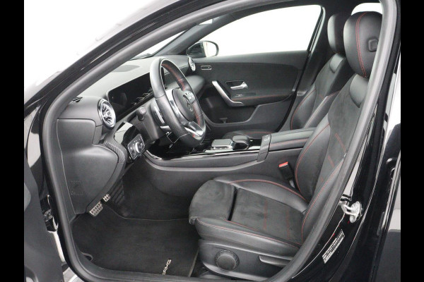 Mercedes-Benz A-Klasse 200 Business Solution AMG | Stoelverwarming | Carplay | Leder/Alcantara | Camera | Sfeerverlichting | Park Assist | Climate control | Full LED | Bluetooth | Cruise control