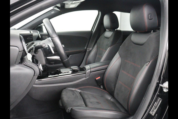 Mercedes-Benz A-Klasse 200 Business Solution AMG | Stoelverwarming | Carplay | Leder/Alcantara | Camera | Sfeerverlichting | Park Assist | Climate control | Full LED | Bluetooth | Cruise control