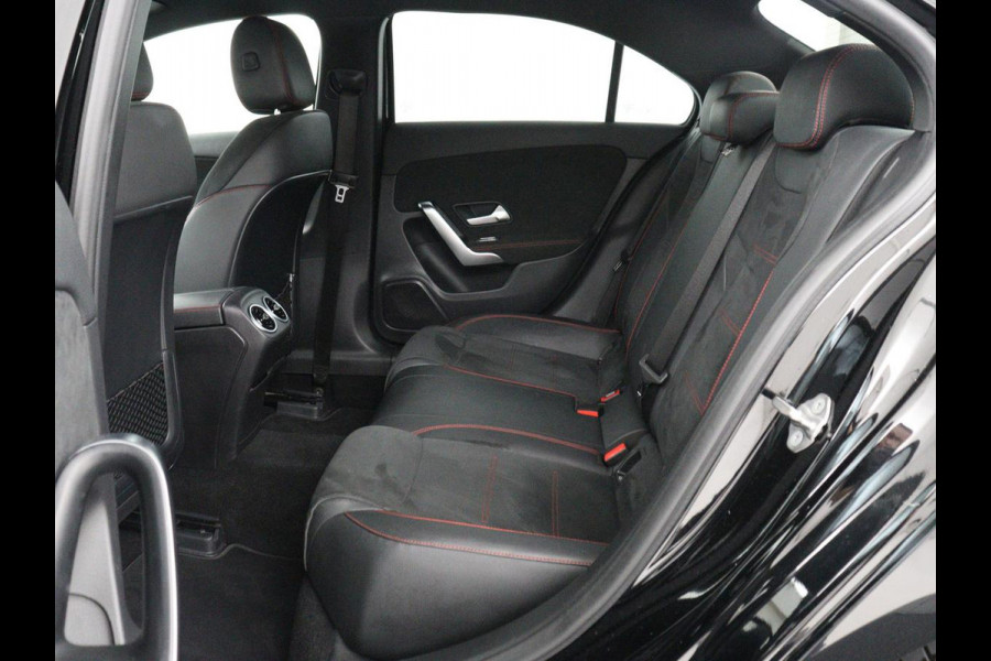 Mercedes-Benz A-Klasse 200 Business Solution AMG | Stoelverwarming | Carplay | Leder/Alcantara | Camera | Sfeerverlichting | Park Assist | Climate control | Full LED | Bluetooth | Cruise control