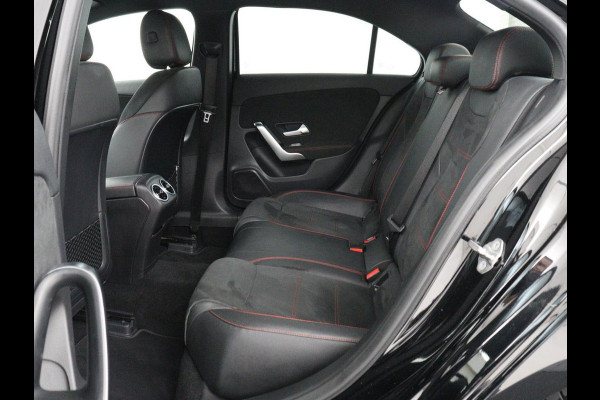 Mercedes-Benz A-Klasse 200 Business Solution AMG | Stoelverwarming | Carplay | Leder/Alcantara | Camera | Sfeerverlichting | Park Assist | Climate control | Full LED | Bluetooth | Cruise control