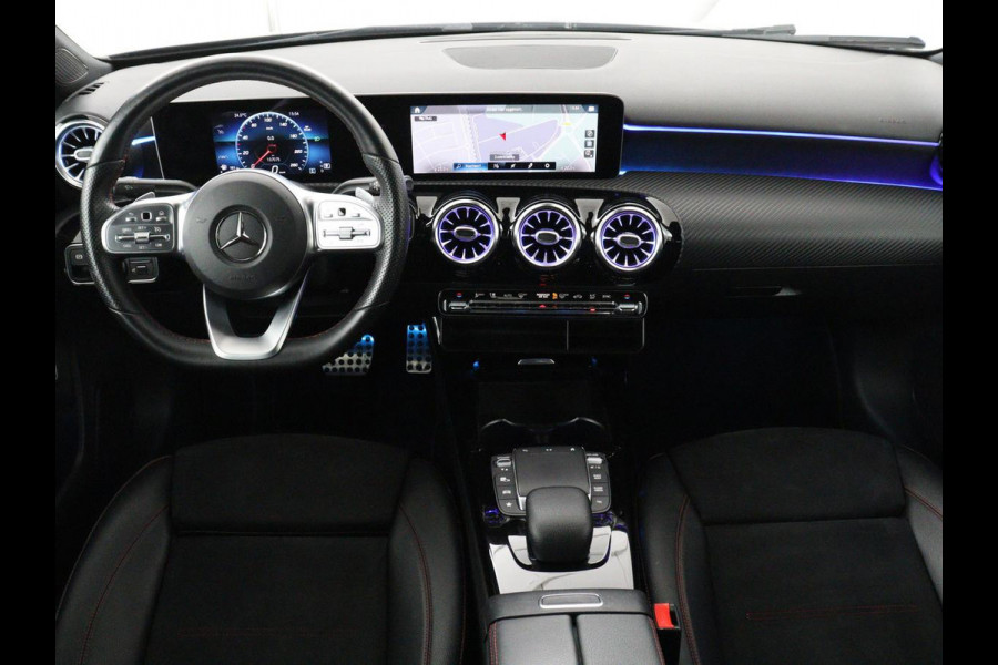 Mercedes-Benz A-Klasse 200 Business Solution AMG | Stoelverwarming | Carplay | Leder/Alcantara | Camera | Sfeerverlichting | Park Assist | Climate control | Full LED | Bluetooth | Cruise control