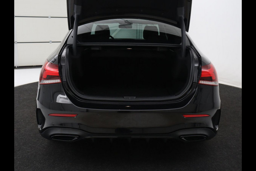 Mercedes-Benz A-Klasse 200 Business Solution AMG | Stoelverwarming | Carplay | Leder/Alcantara | Camera | Sfeerverlichting | Park Assist | Climate control | Full LED | Bluetooth | Cruise control
