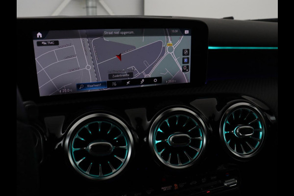 Mercedes-Benz A-Klasse 200 Business Solution AMG | Stoelverwarming | Carplay | Leder/Alcantara | Camera | Sfeerverlichting | Park Assist | Climate control | Full LED | Bluetooth | Cruise control