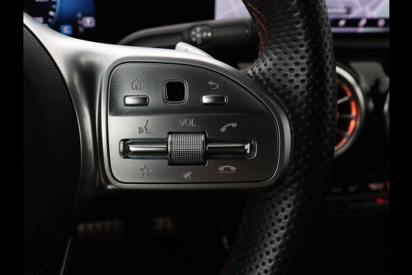 Mercedes-Benz A-Klasse 200 Business Solution AMG | Stoelverwarming | Carplay | Leder/Alcantara | Camera | Sfeerverlichting | Park Assist | Climate control | Full LED | Bluetooth | Cruise control
