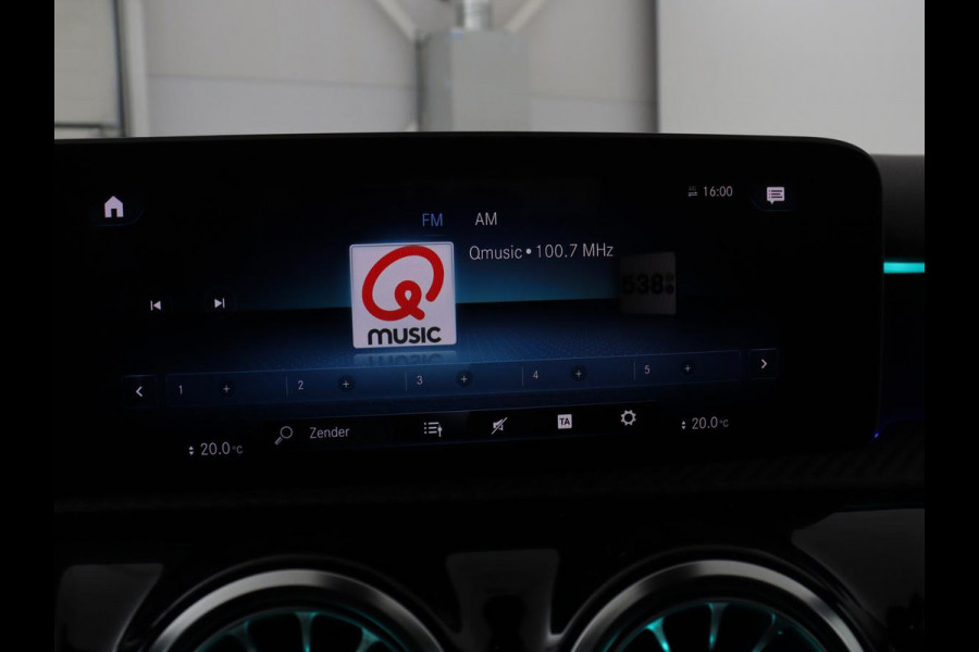 Mercedes-Benz A-Klasse 200 Business Solution AMG | Stoelverwarming | Carplay | Leder/Alcantara | Camera | Sfeerverlichting | Park Assist | Climate control | Full LED | Bluetooth | Cruise control