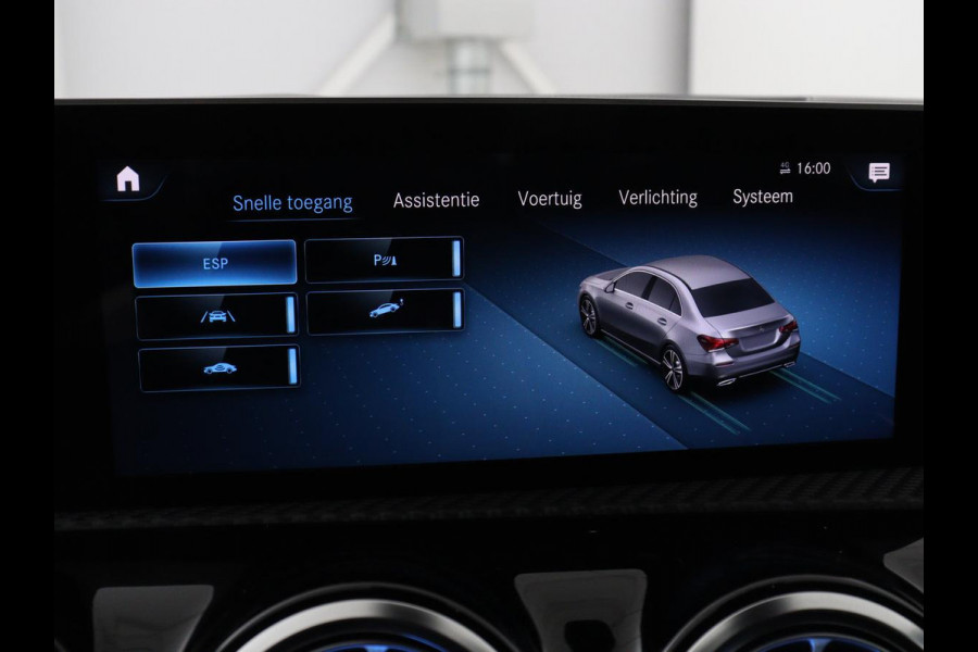 Mercedes-Benz A-Klasse 200 Business Solution AMG | Stoelverwarming | Carplay | Leder/Alcantara | Camera | Sfeerverlichting | Park Assist | Climate control | Full LED | Bluetooth | Cruise control