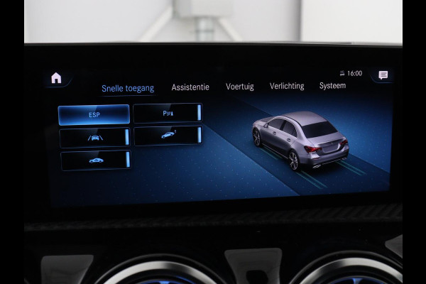 Mercedes-Benz A-Klasse 200 Business Solution AMG | Stoelverwarming | Carplay | Leder/Alcantara | Camera | Sfeerverlichting | Park Assist | Climate control | Full LED | Bluetooth | Cruise control