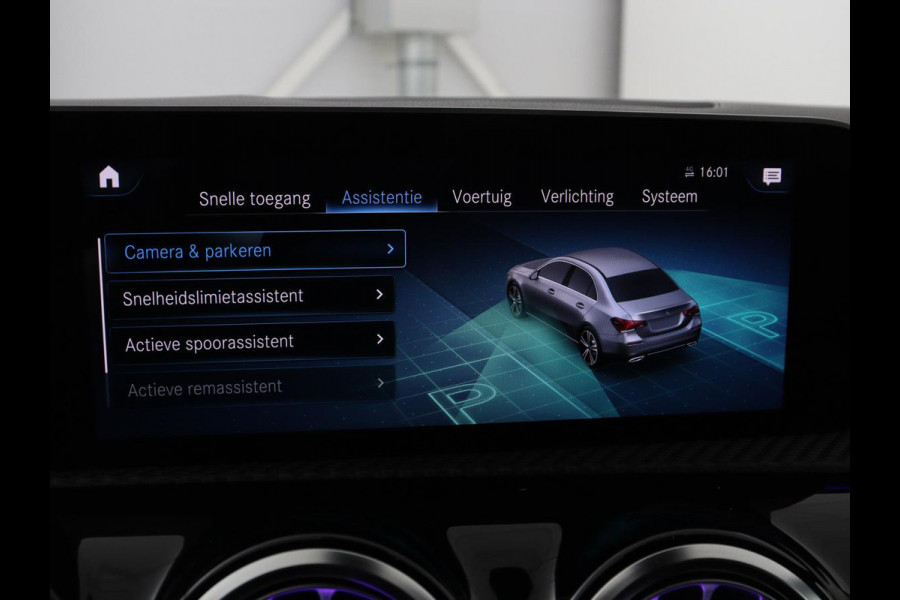 Mercedes-Benz A-Klasse 200 Business Solution AMG | Stoelverwarming | Carplay | Leder/Alcantara | Camera | Sfeerverlichting | Park Assist | Climate control | Full LED | Bluetooth | Cruise control