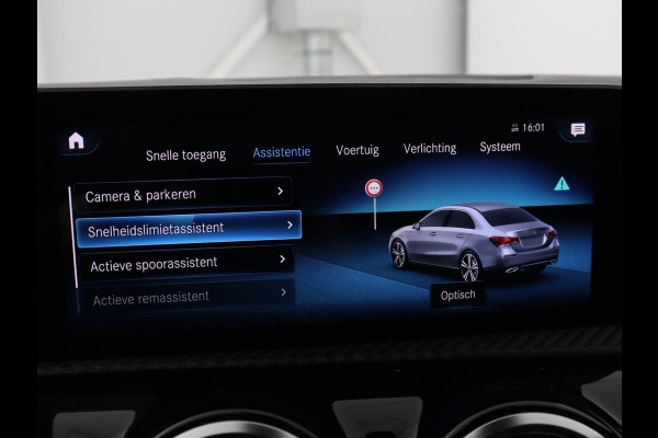 Mercedes-Benz A-Klasse 200 Business Solution AMG | Stoelverwarming | Carplay | Leder/Alcantara | Camera | Sfeerverlichting | Park Assist | Climate control | Full LED | Bluetooth | Cruise control