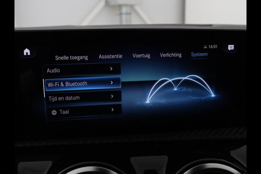 Mercedes-Benz A-Klasse 200 Business Solution AMG | Stoelverwarming | Carplay | Leder/Alcantara | Camera | Sfeerverlichting | Park Assist | Climate control | Full LED | Bluetooth | Cruise control