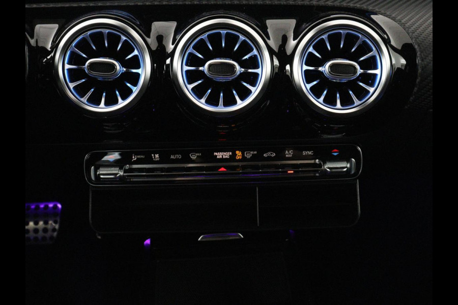 Mercedes-Benz A-Klasse 200 Business Solution AMG | Stoelverwarming | Carplay | Leder/Alcantara | Camera | Sfeerverlichting | Park Assist | Climate control | Full LED | Bluetooth | Cruise control