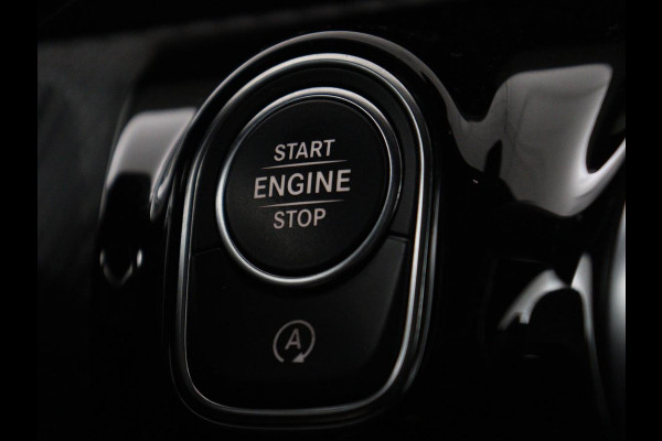 Mercedes-Benz A-Klasse 200 Business Solution AMG | Stoelverwarming | Carplay | Leder/Alcantara | Camera | Sfeerverlichting | Park Assist | Climate control | Full LED | Bluetooth | Cruise control