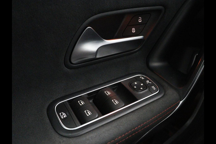 Mercedes-Benz A-Klasse 200 Business Solution AMG | Stoelverwarming | Carplay | Leder/Alcantara | Camera | Sfeerverlichting | Park Assist | Climate control | Full LED | Bluetooth | Cruise control