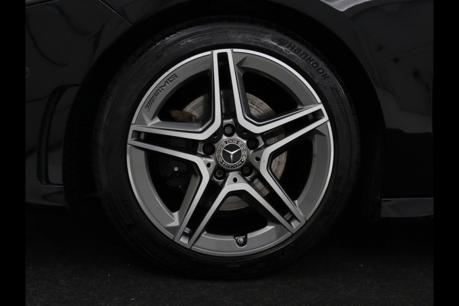 Mercedes-Benz A-Klasse 200 Business Solution AMG | Stoelverwarming | Carplay | Leder/Alcantara | Camera | Sfeerverlichting | Park Assist | Climate control | Full LED | Bluetooth | Cruise control